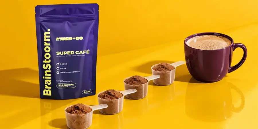 Brainstoorm von Mush N Go mit Messlöffeln in einer Reihe vor einer Tasse