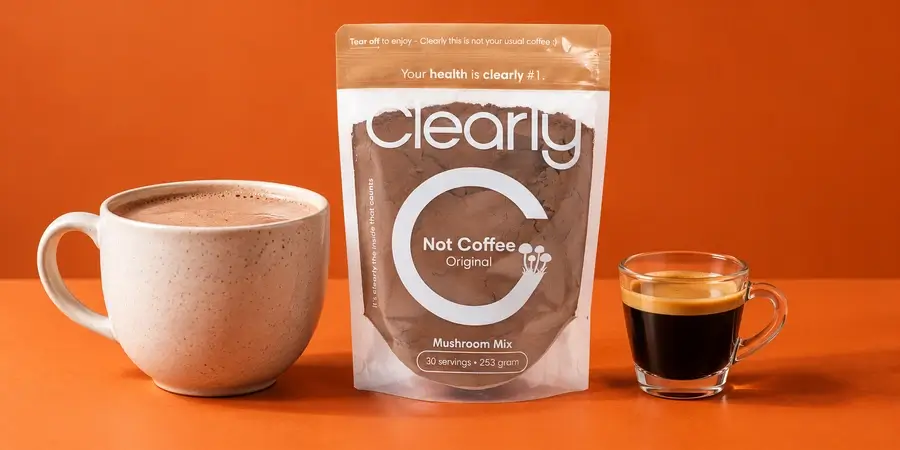 Clearly Not Coffee mit einer Tasse Kakaogetränk neben einem Espresso