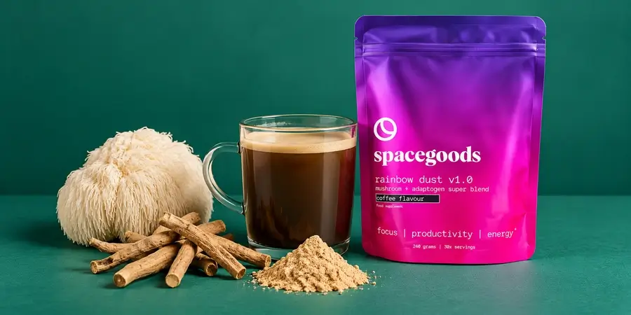 Spacegoods Rainbow Dust mit einer Tasse, Ashwagandha-Wurzel, Maca-Pulver und Lion’s Mane