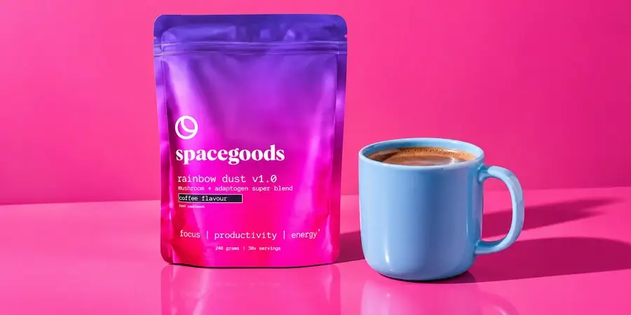 Spacegoods Rainbow Dust mit einer Tasse